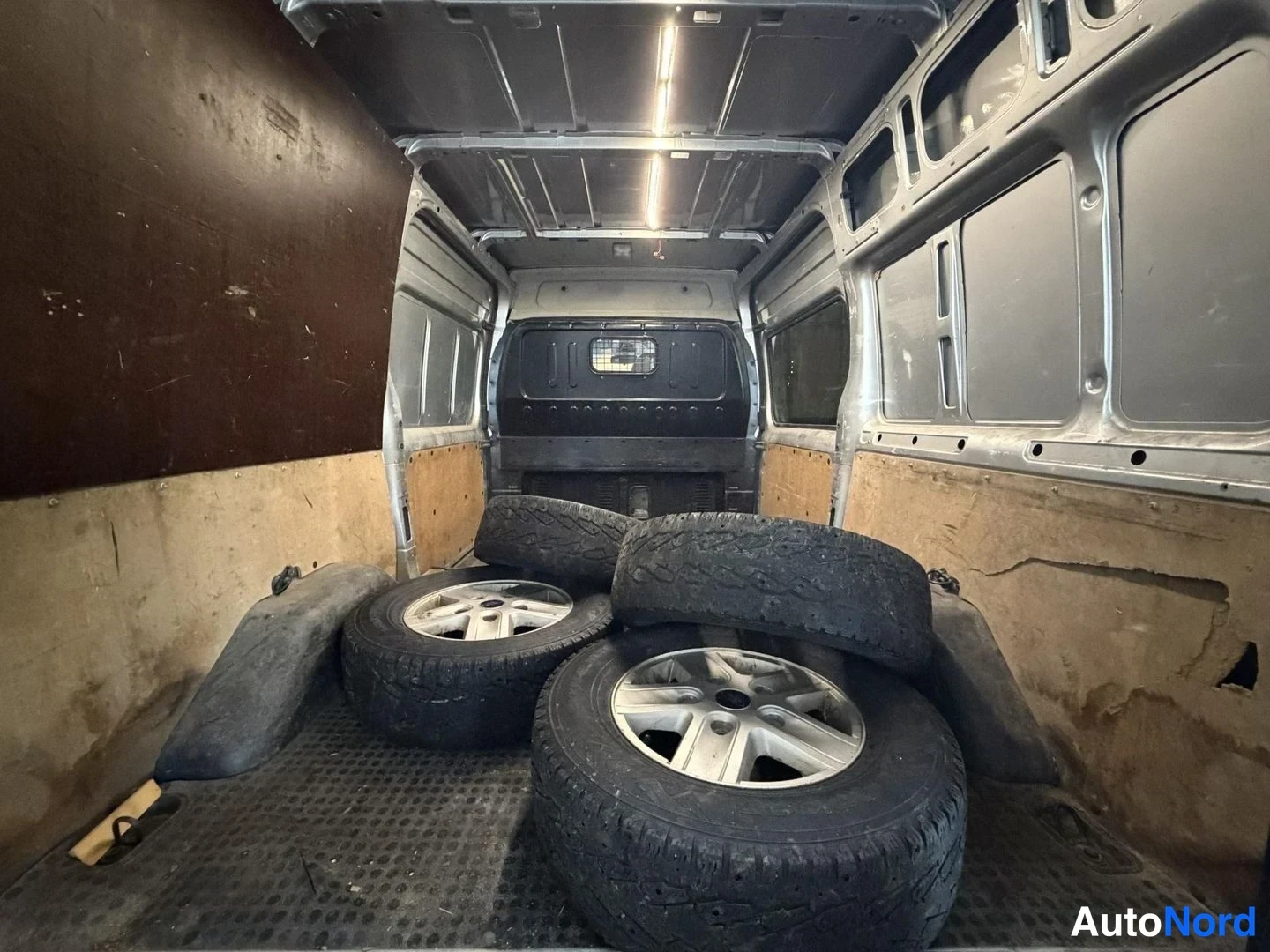 Harmaa Ford Transit 2012, tavaratila, kuva 15