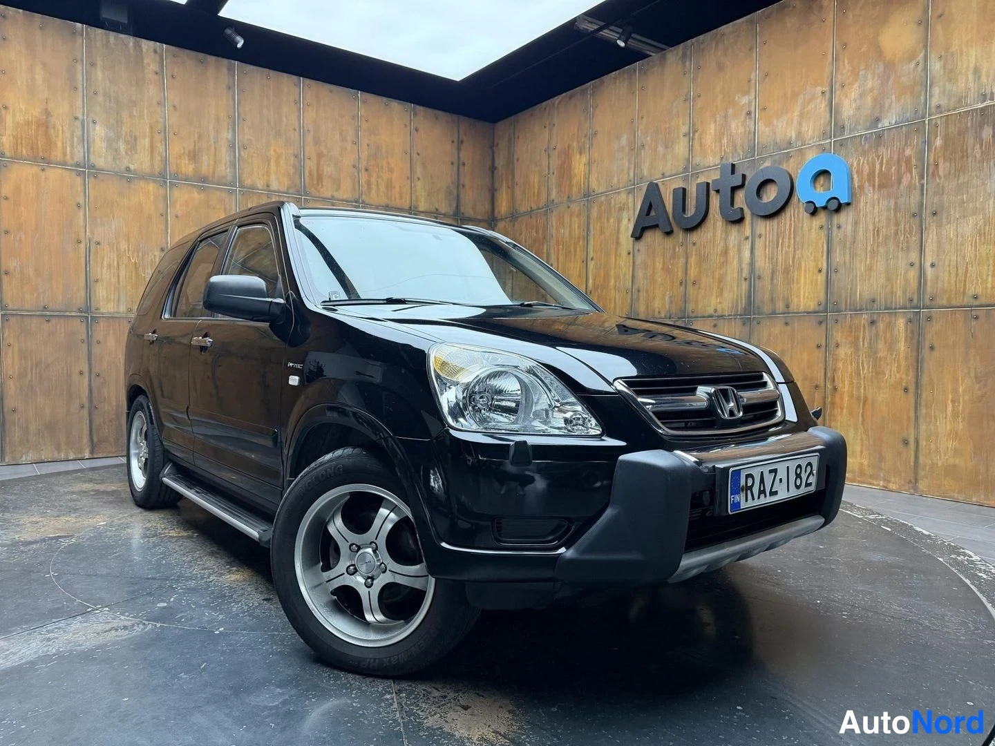 Musta Honda CR-V 2004, etuviisto, keula oikealle, kuva 5
