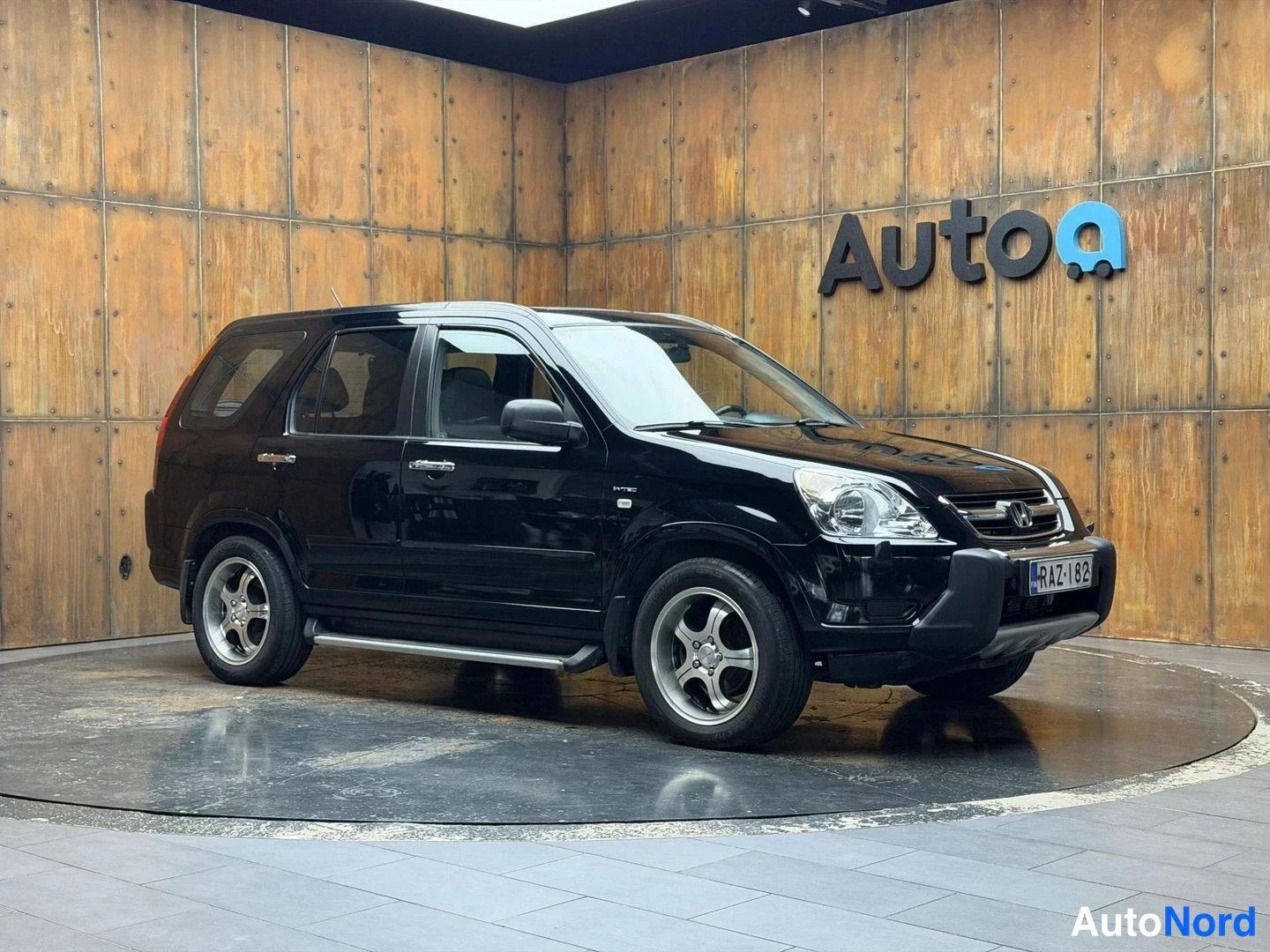 Musta Honda CR-V 2004, etuviisto, keula oikealle, kuva 4