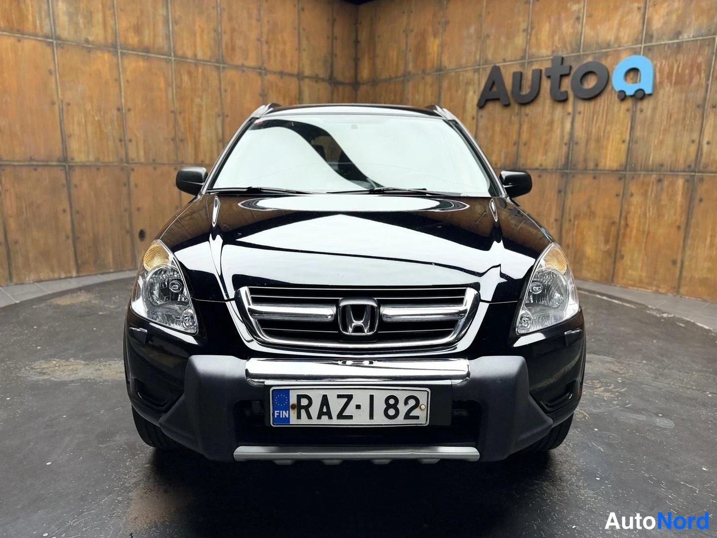 Musta Honda CR-V 2004, edestä, kuva 7