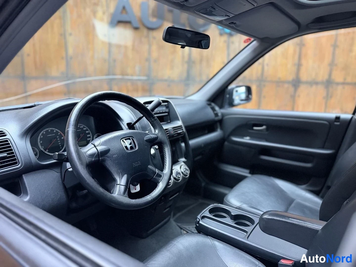 Musta Honda CR-V 2004, ohjaamo, kuva 17