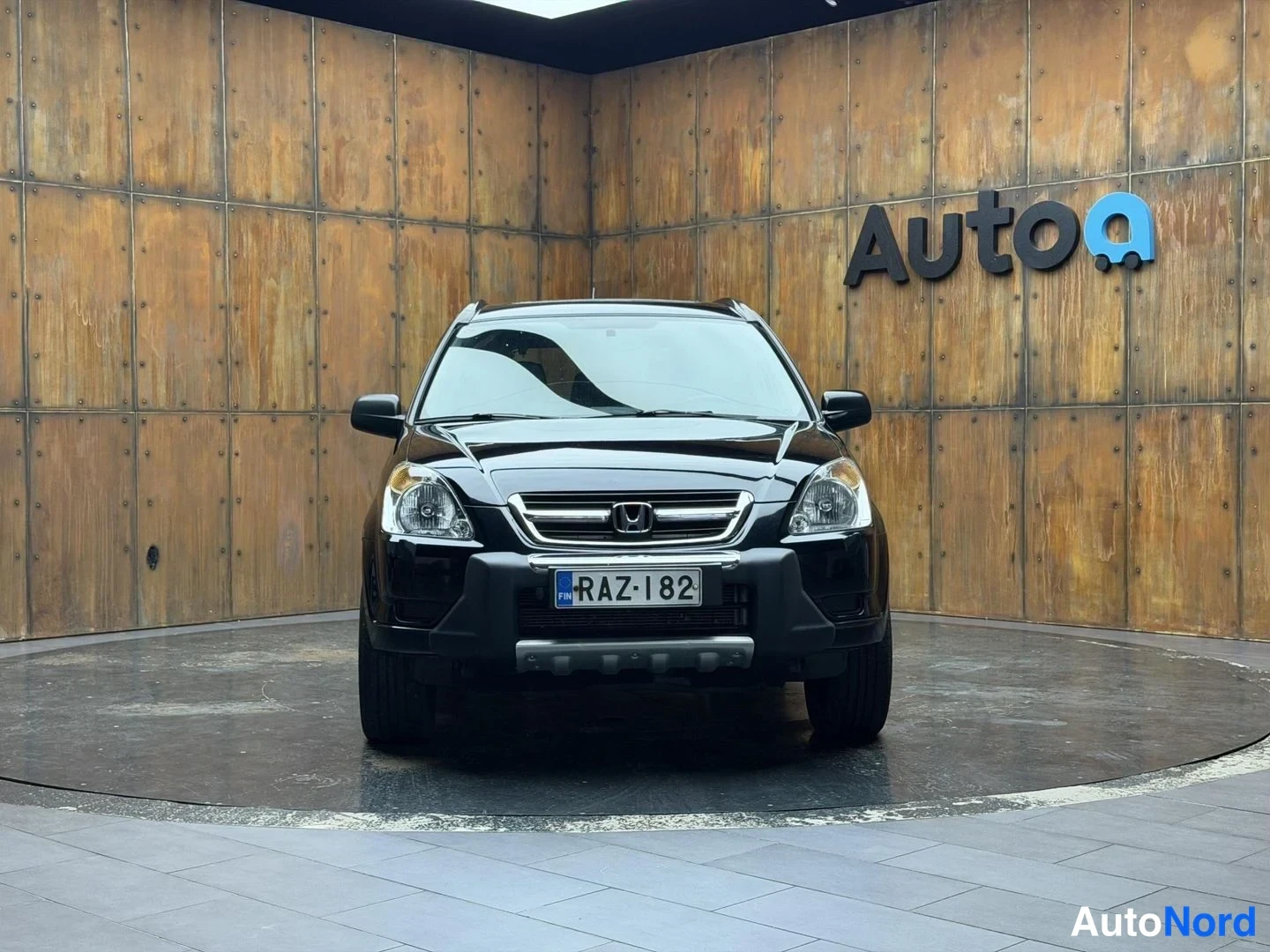 Musta Honda CR-V 2004, edestä, kuva 8