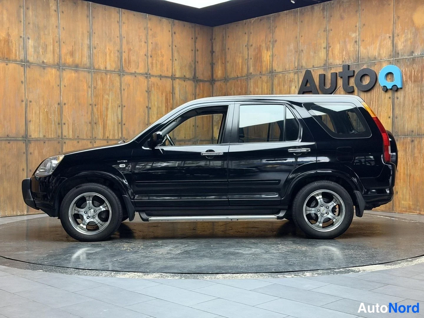 Musta Honda CR-V 2004, etuviisto, keula vasemmalle, kuva 2