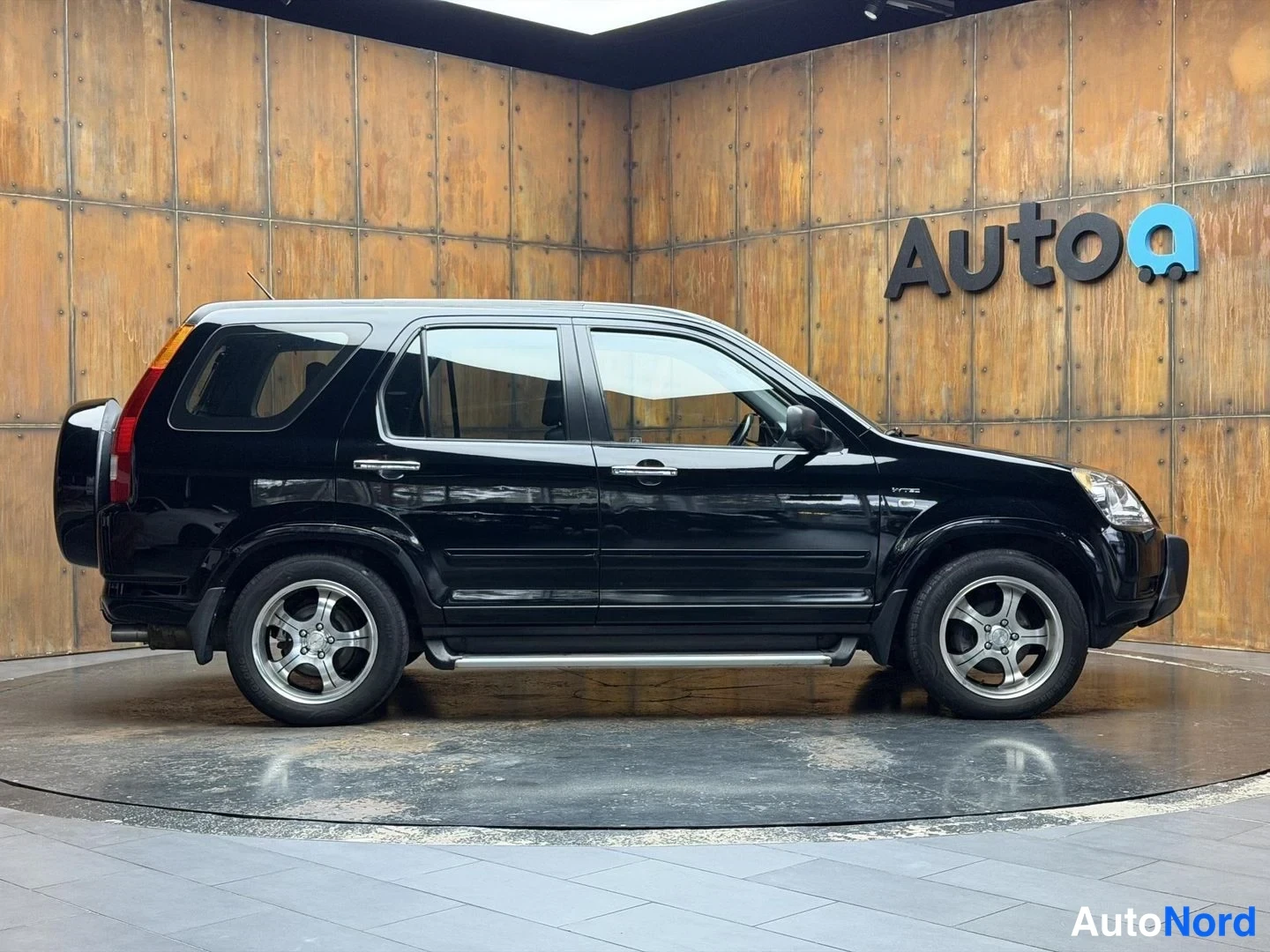 Musta Honda CR-V 2004, sivulta, kuva 9
