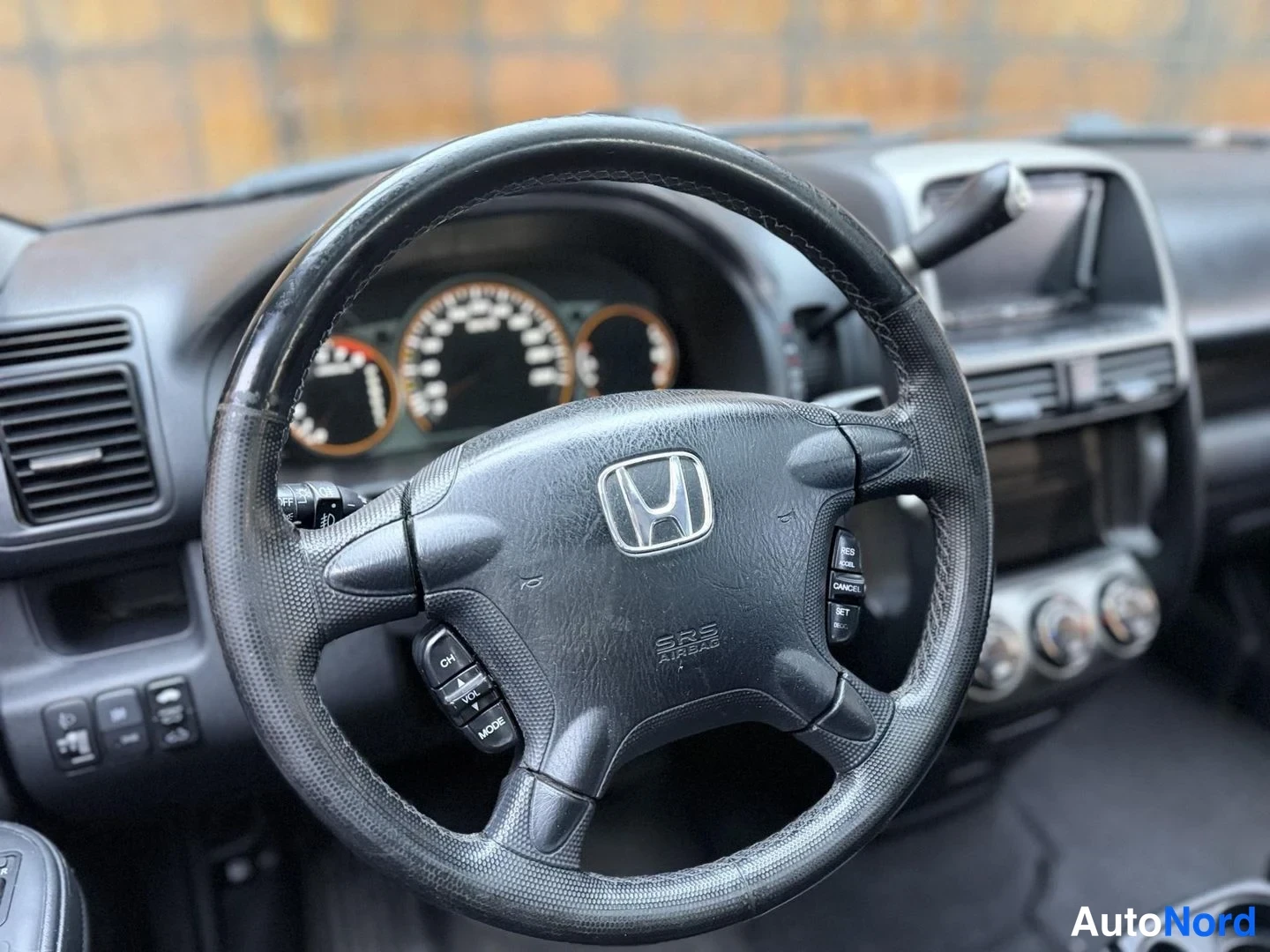 Musta Honda CR-V 2006, ohjaamo, kuva 13