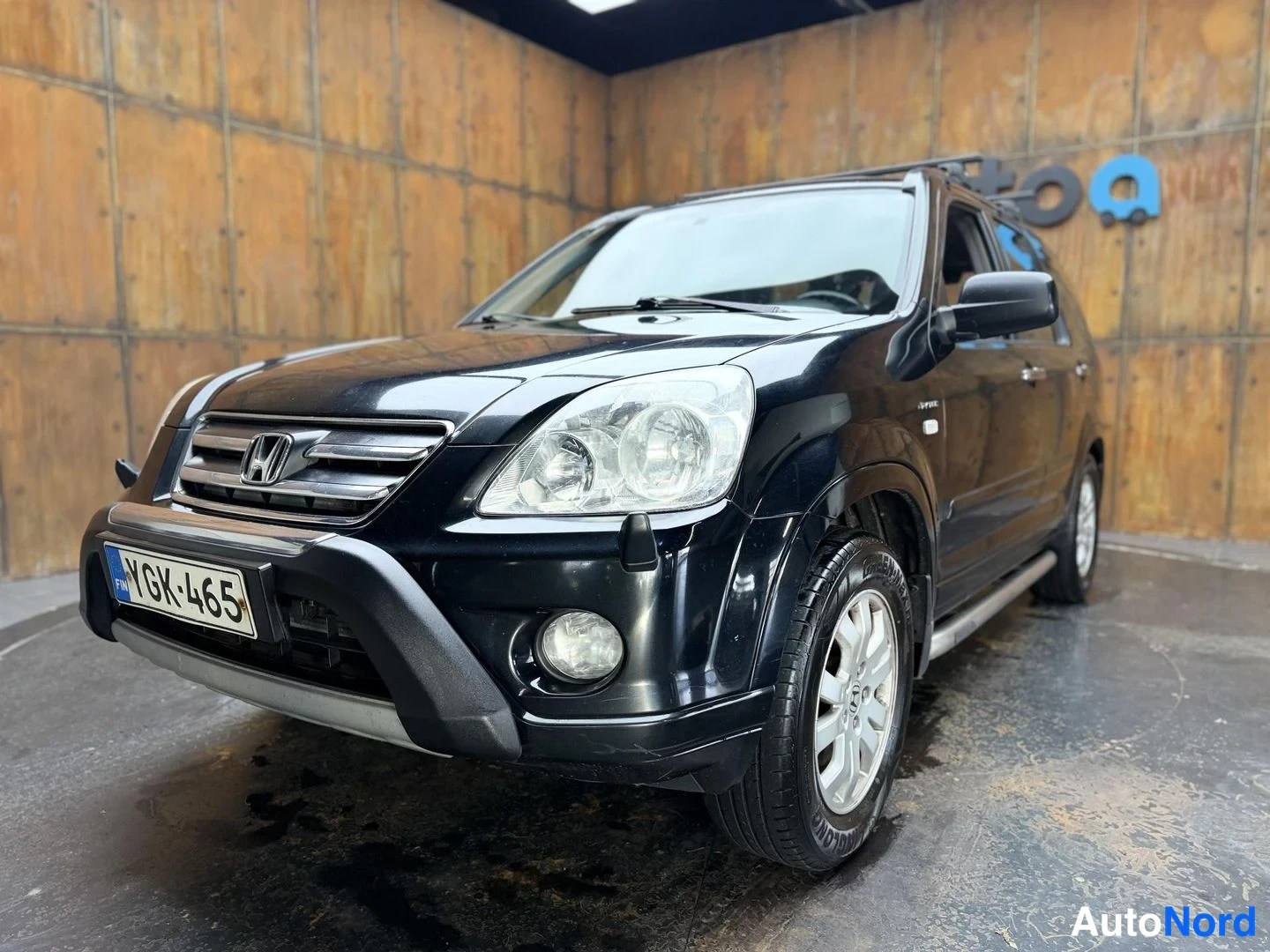 Musta Honda CR-V 2006, etuviisto, keula vasemmalle, kuva 2