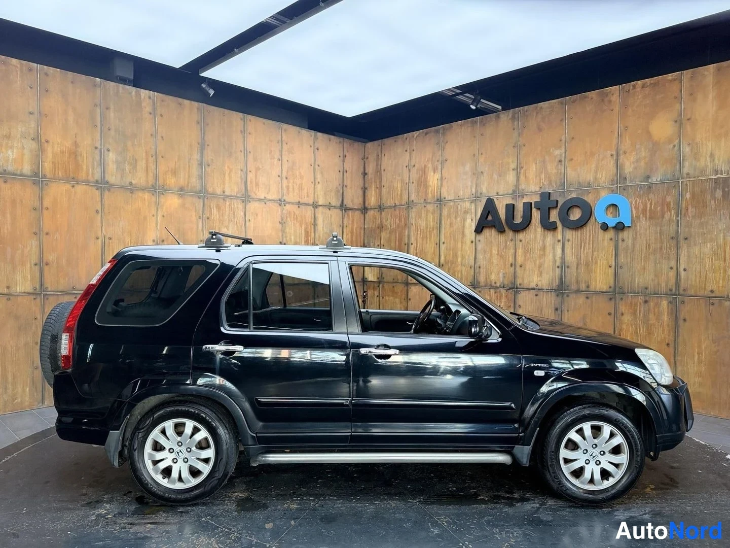 Musta Honda CR-V 2006, etuviisto, keula oikealle, kuva 3