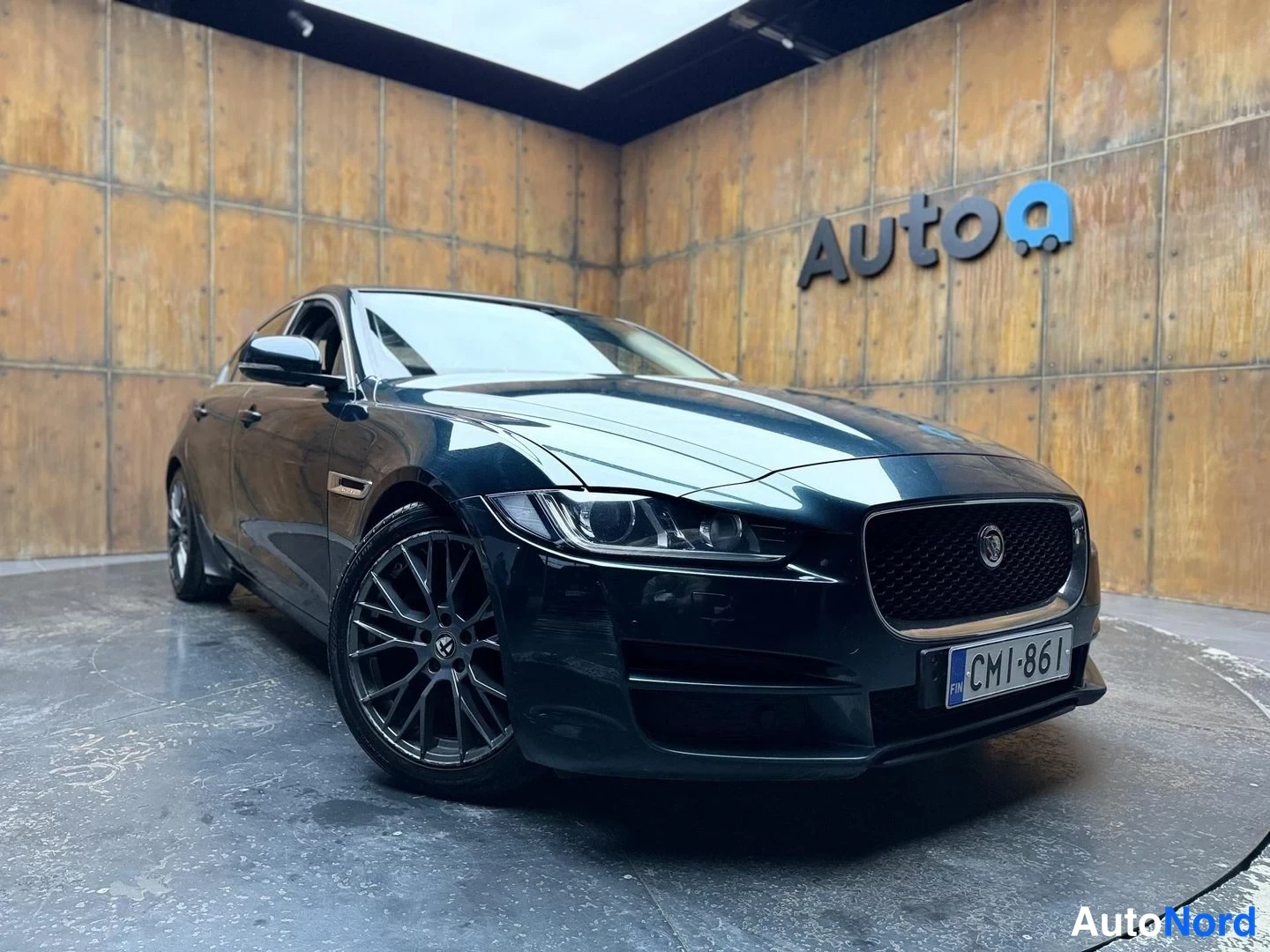 Vihreä Jaguar XE 2017, etuviisto, keula oikealle, kuva 2