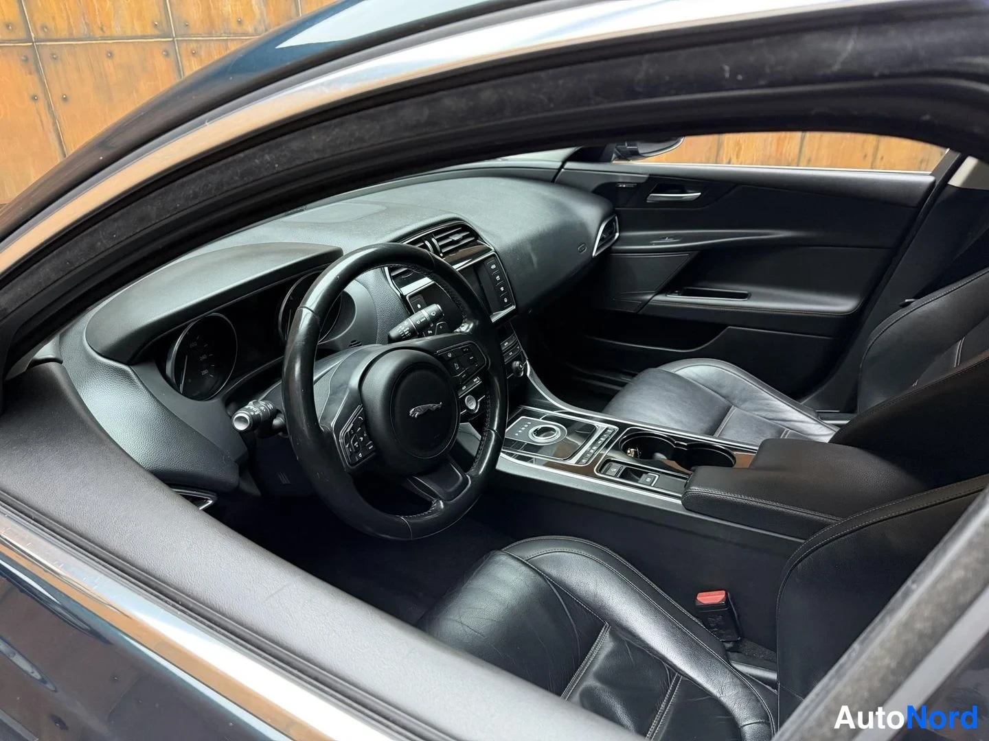 Vihreä Jaguar XE 2017, ohjaamo, kuva 11