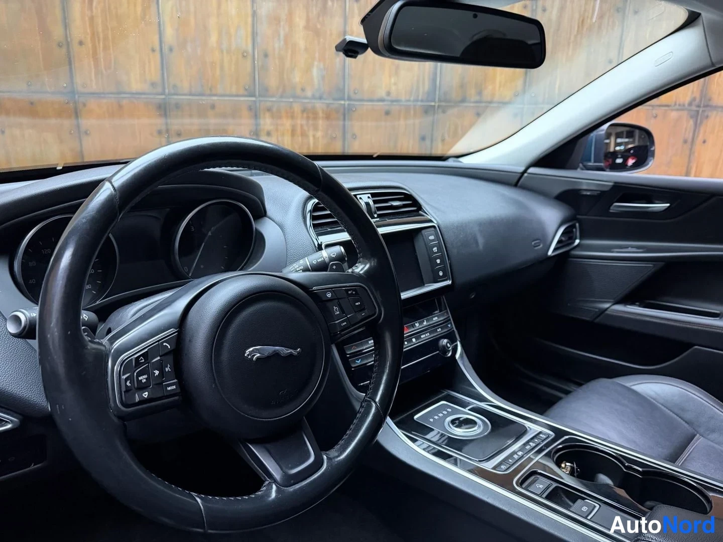 Vihreä Jaguar XE 2017, ohjaamo, kuva 12