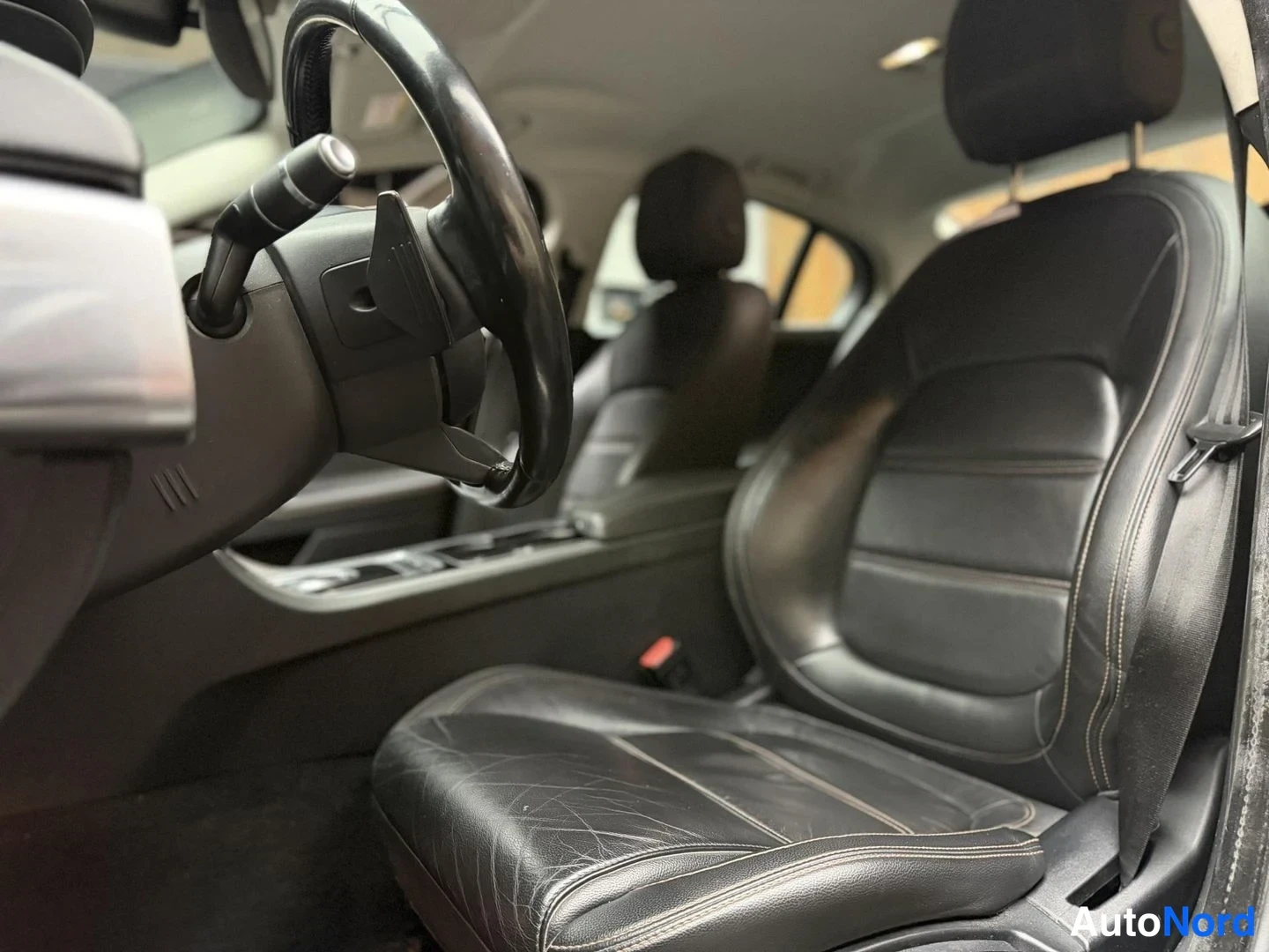 Vihreä Jaguar XE 2017, etuistuimet, kuva 14
