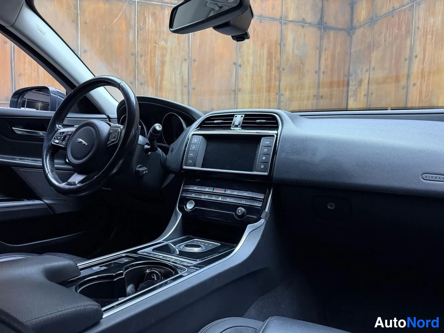 Vihreä Jaguar XE 2017, ohjaamo, kuva 13