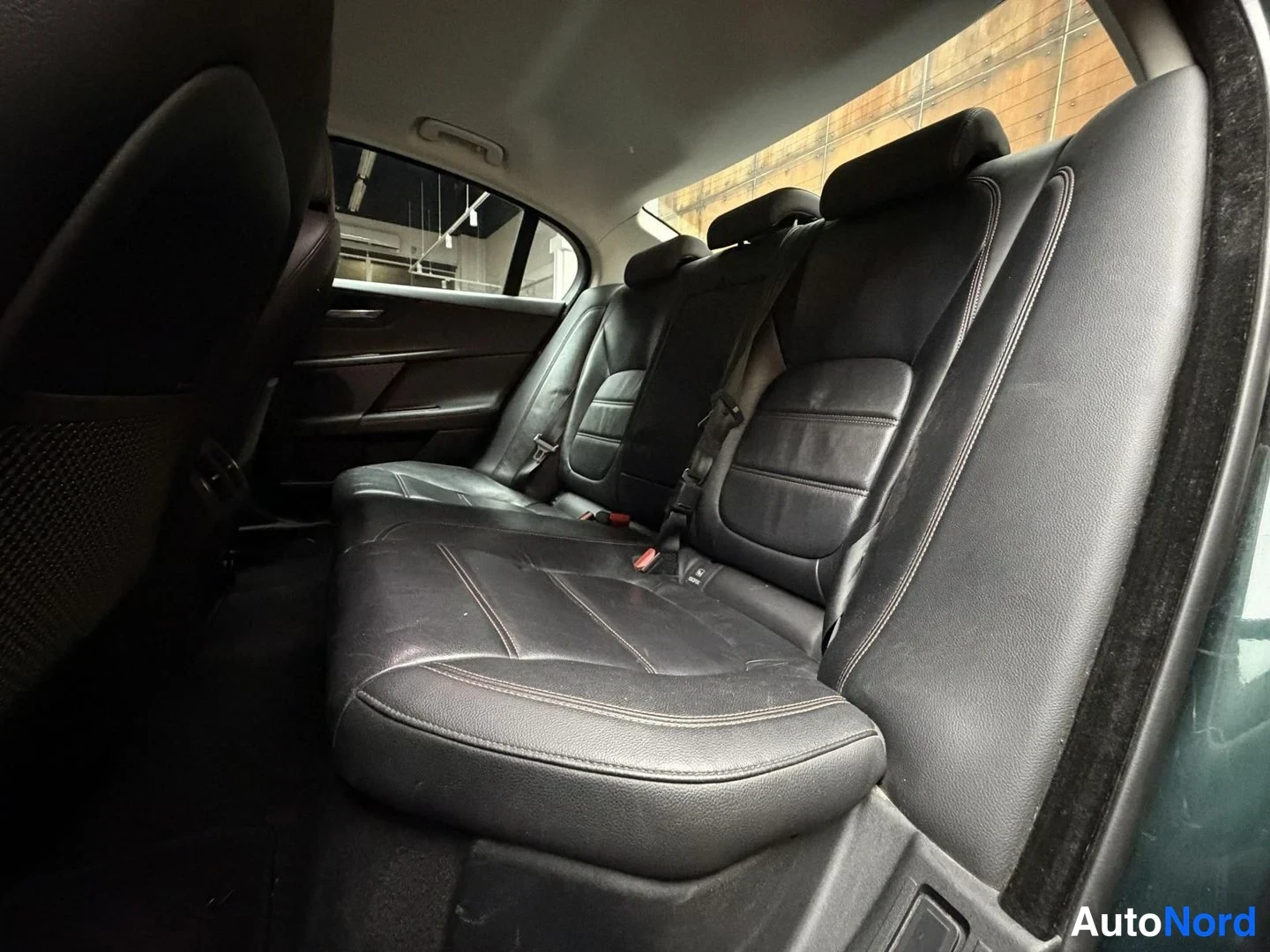 Vihreä Jaguar XE 2017, takaistuimet, kuva 16