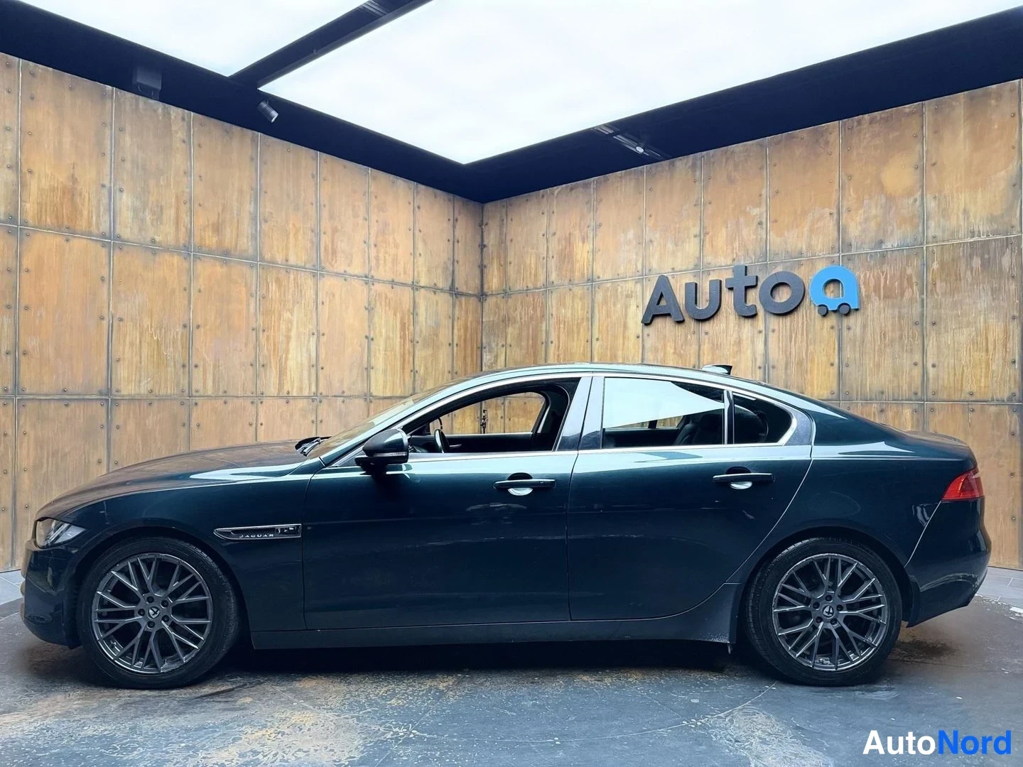 Vihreä Jaguar XE 2017, sivulta, kuva 5