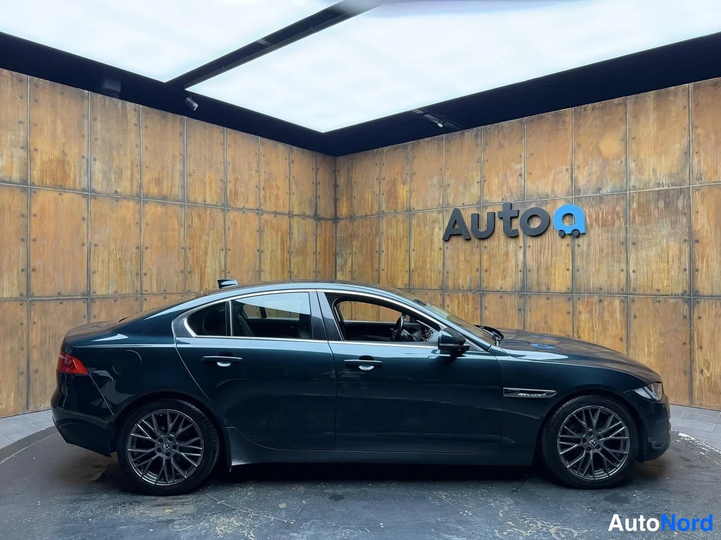 Vihreä Jaguar XE 2017, sivulta, kuva 6