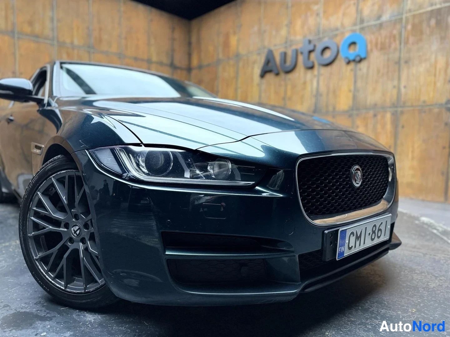 Vihreä Jaguar XE 2017, etuviisto, keula oikealle, kuva 3