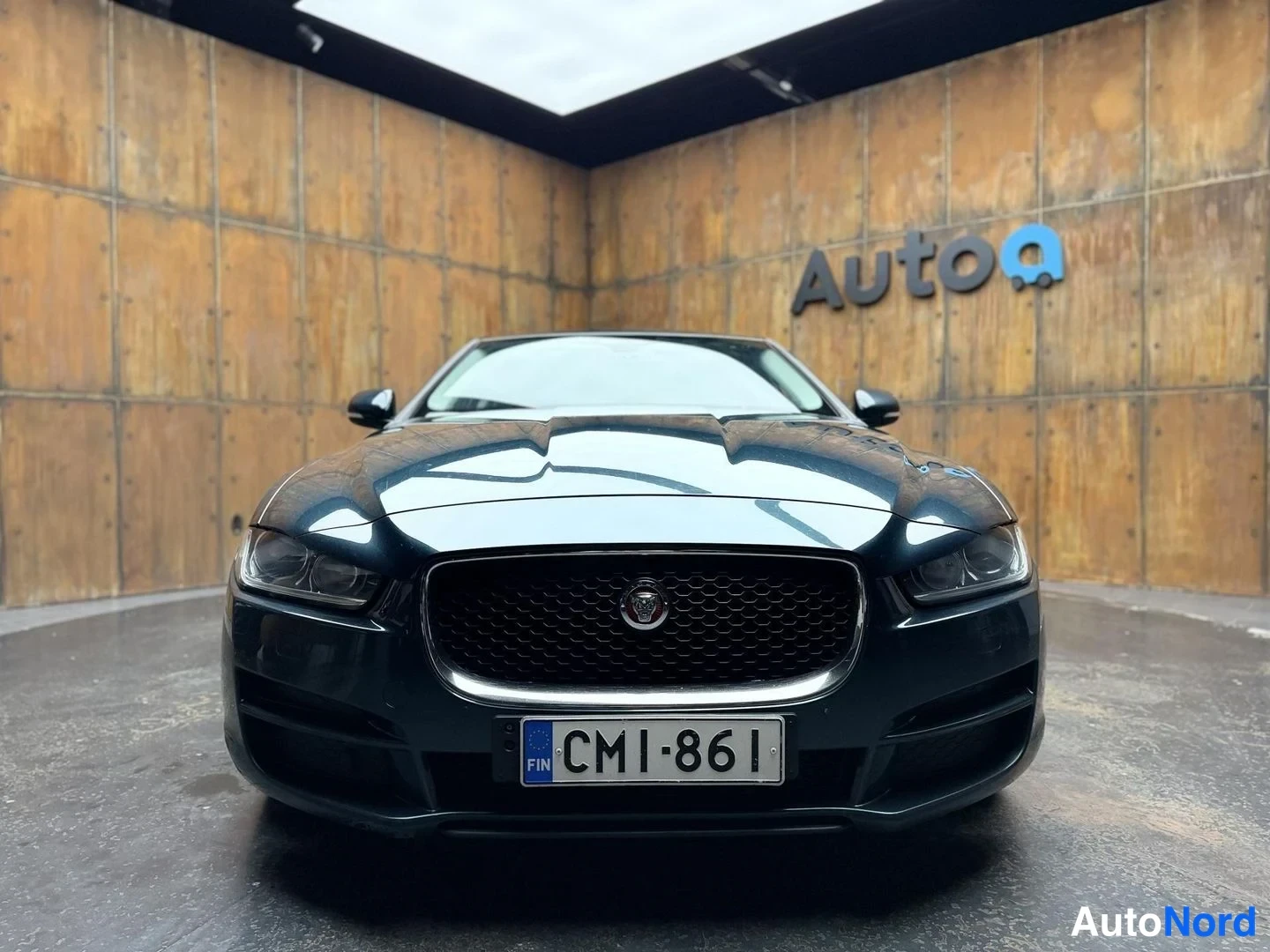 Vihreä Jaguar XE 2017, edestä, kuva 4