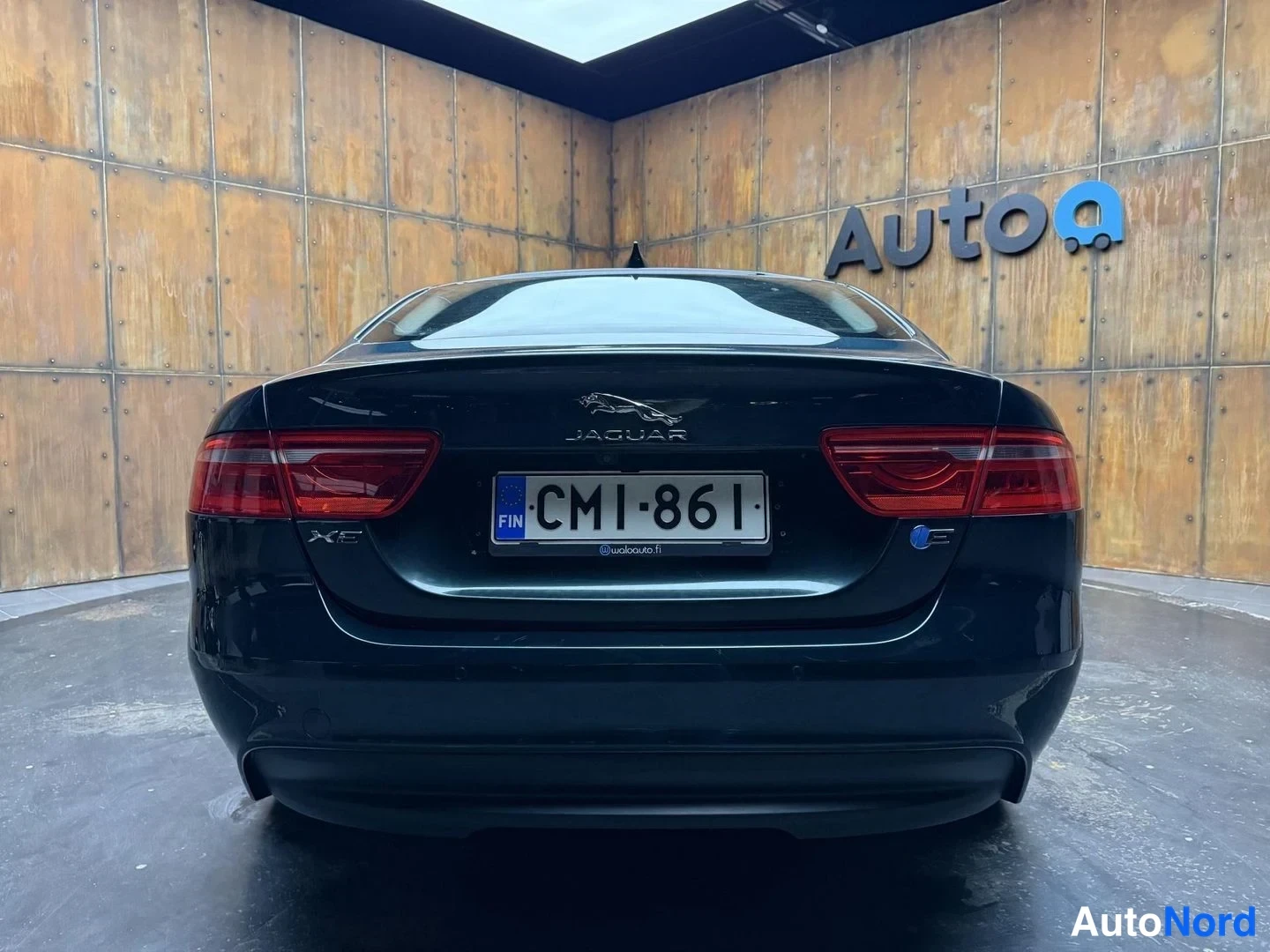 Vihreä Jaguar XE 2017, takaa, kuva 10