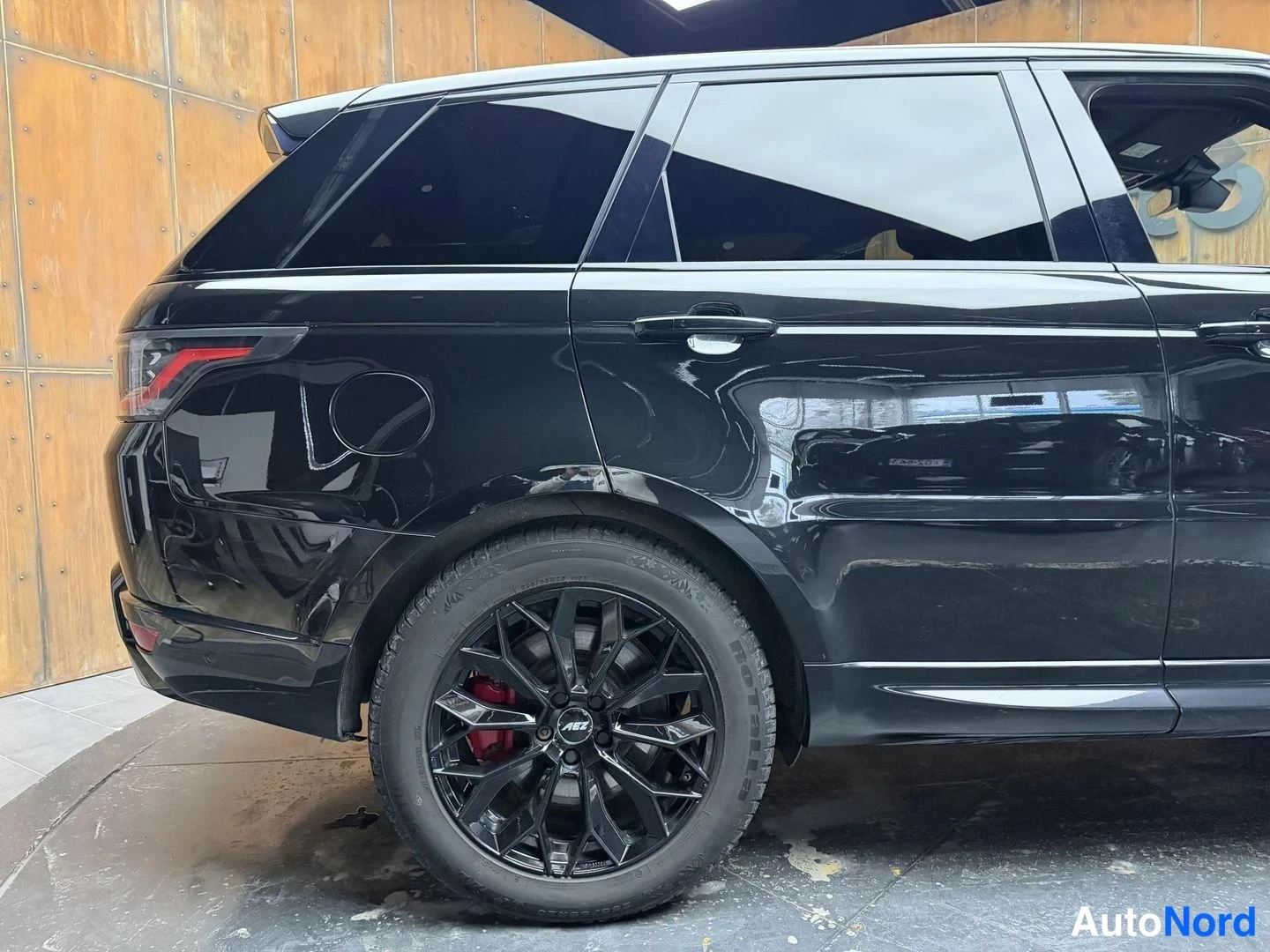 Musta Land Rover Range Rover Sport 2018, takaviisto, kuva 17