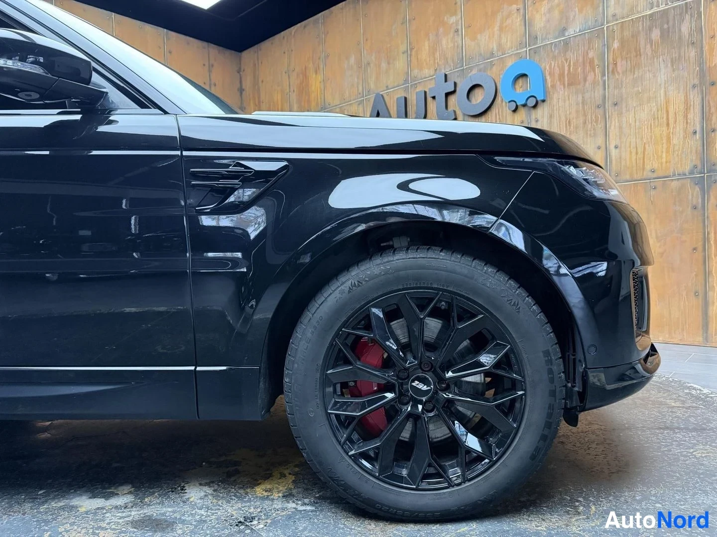 Musta Land Rover Range Rover Sport 2018, etuviisto, keula oikealle, kuva 7