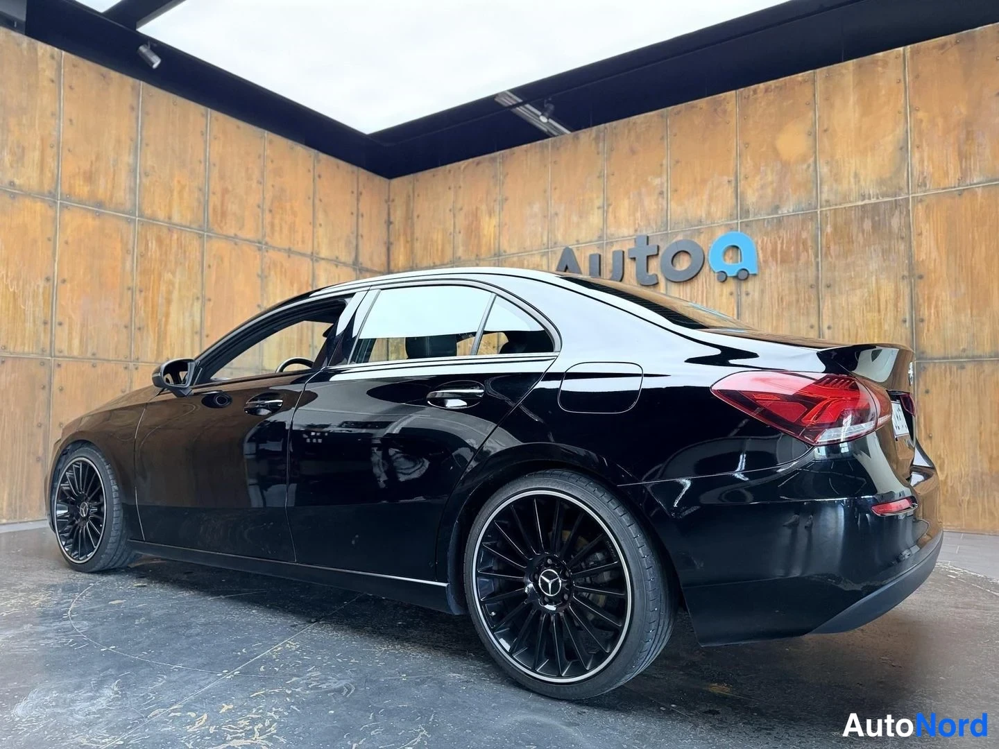 Musta Mercedes-Benz A 180 d 2019, takaviisto, kuva 12