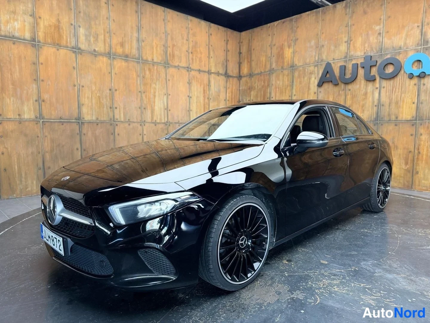 Musta Mercedes-Benz A 180 d 2019, etuviisto, keula vasemmalle, kuva 2