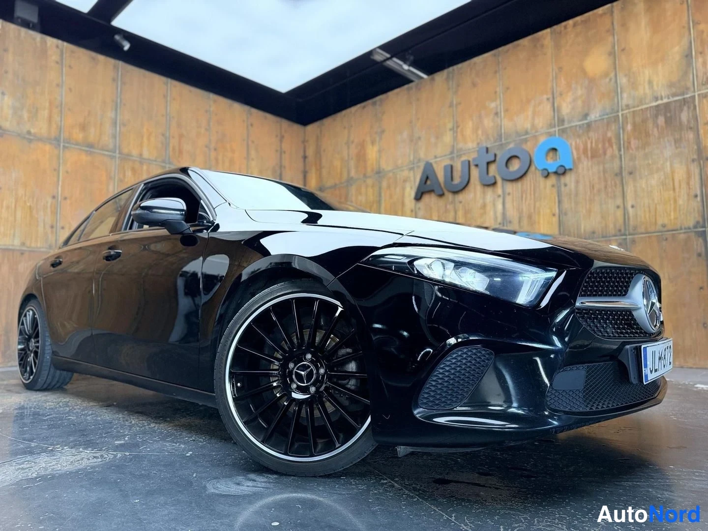 Musta Mercedes-Benz A 180 d 2019, etuviisto, keula oikealle, kuva 7