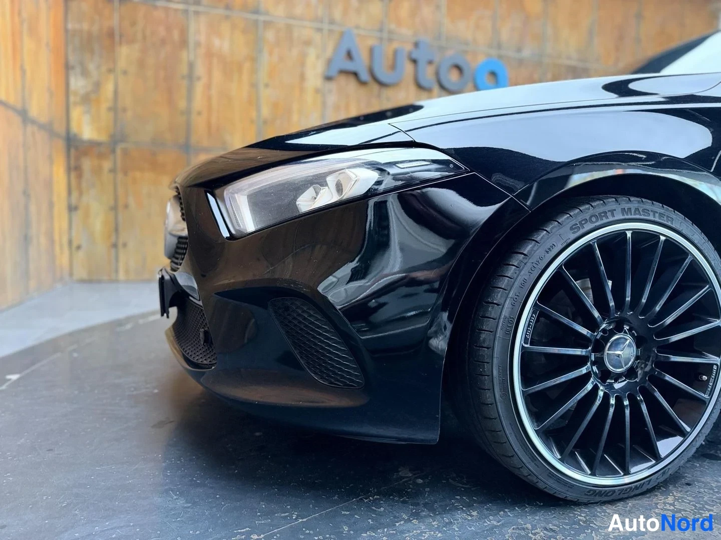 Musta Mercedes-Benz A 180 d 2019, etuviisto, keula vasemmalle, kuva 4
