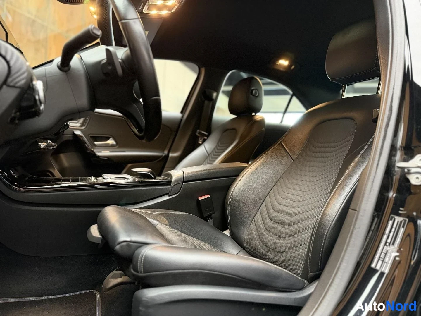 Musta Mercedes-Benz A 180 d 2019, etuistuimet, kuva 20