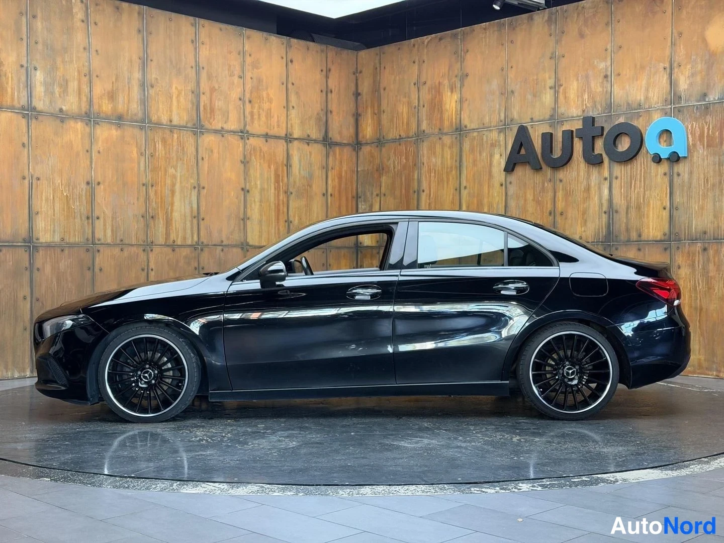 Musta Mercedes-Benz A 180 d 2019, etuviisto, keula vasemmalle, kuva 3