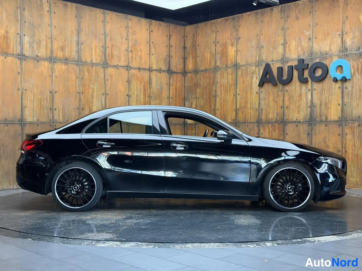 Musta Mercedes-Benz A 180 d 2019, etuviisto, keula oikealle, kuva 6