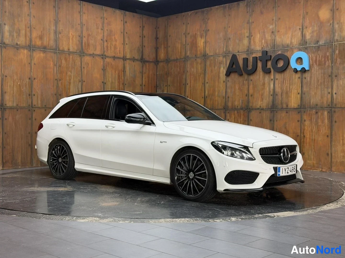 Valkoinen Mercedes-Benz C 43 AMG 2016, etuviisto, keula oikealle, kuva 4