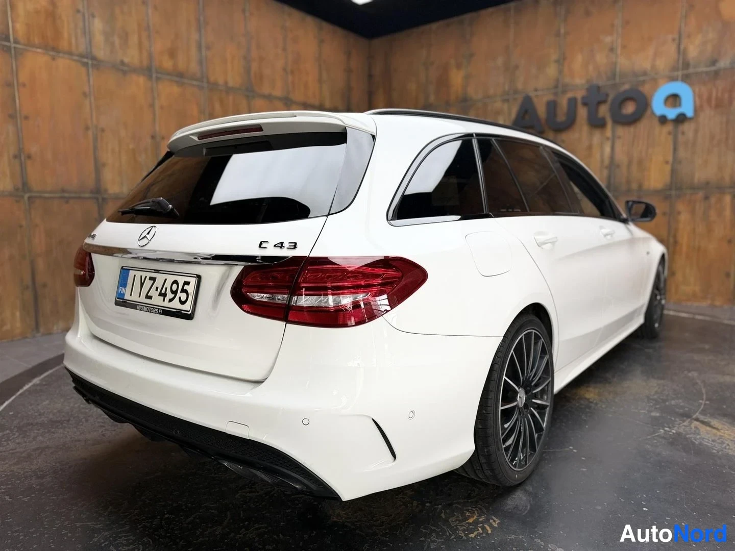 Valkoinen Mercedes-Benz C 43 AMG 2016, takaa, kuva 16