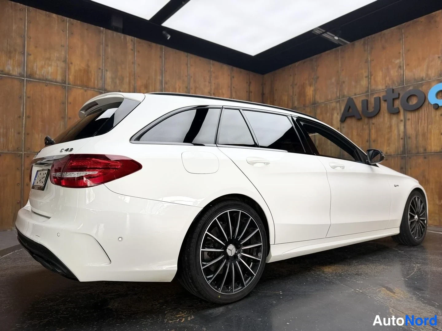 Valkoinen Mercedes-Benz C 43 AMG 2016, takaviisto, kuva 12