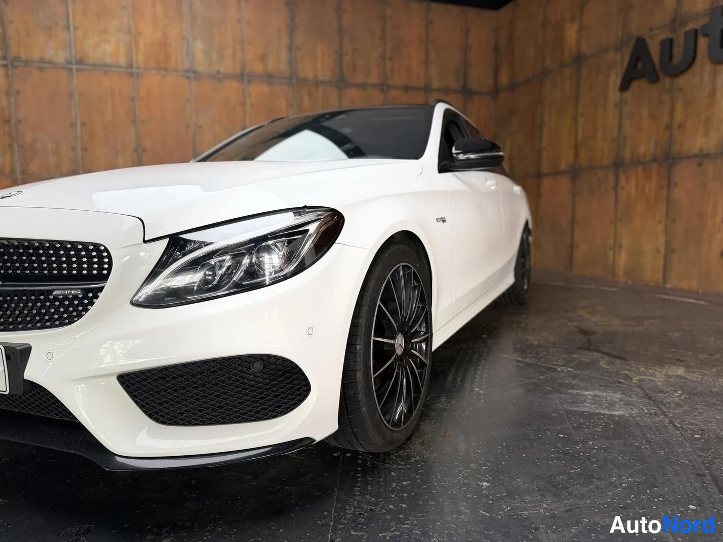 Valkoinen Mercedes-Benz C 43 AMG 2016, etuviisto, keula vasemmalle, kuva 2