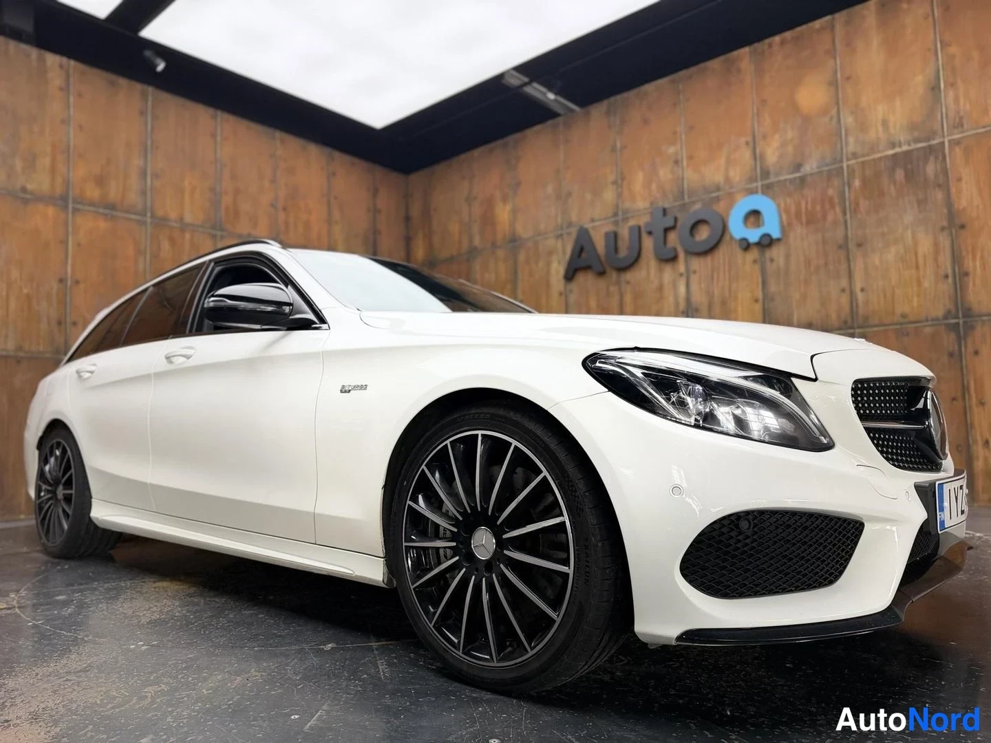Valkoinen Mercedes-Benz C 43 AMG 2016, etuviisto, keula oikealle, kuva 7