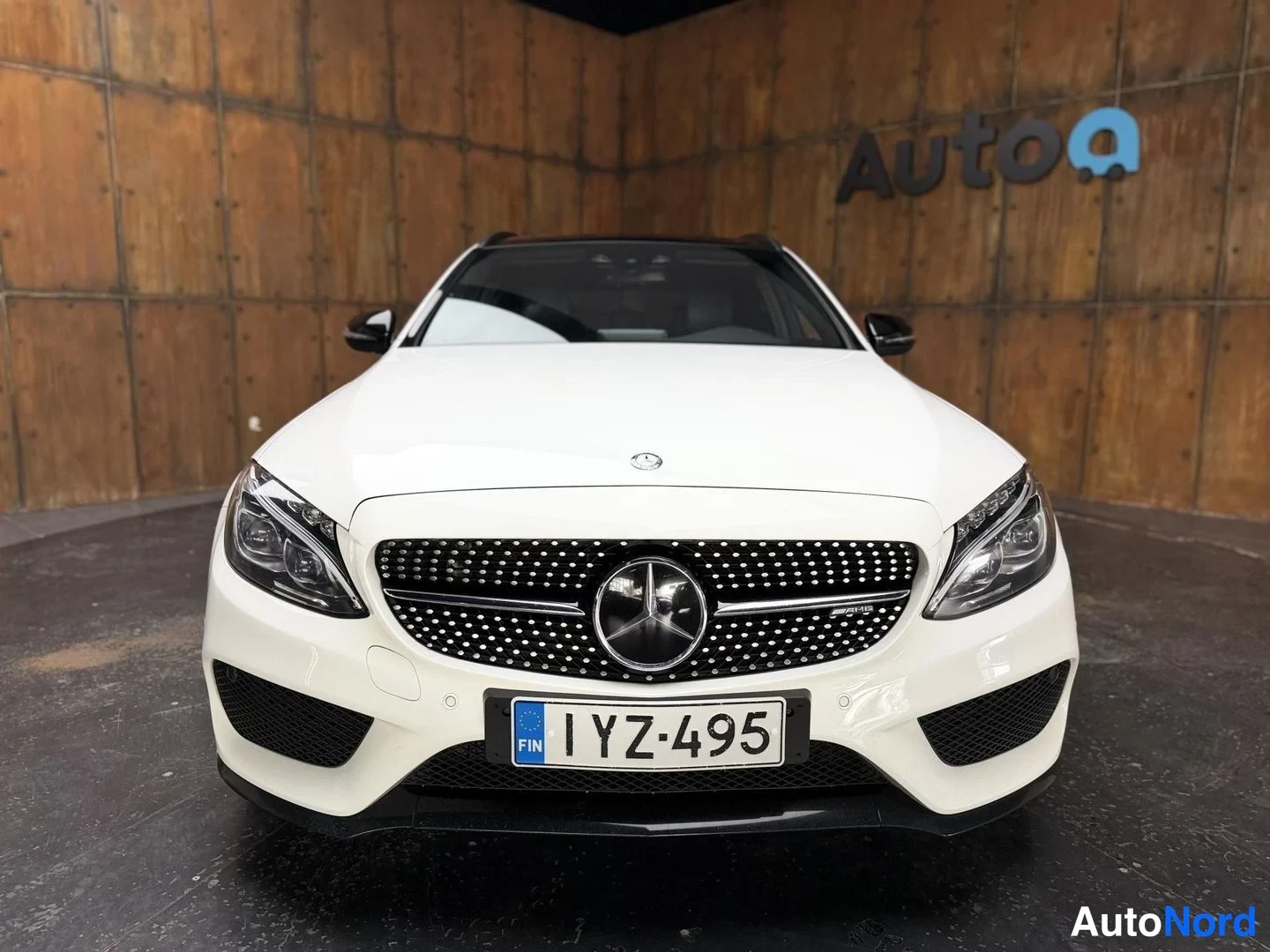 Valkoinen Mercedes-Benz C 43 AMG 2016, edestä, kuva 10