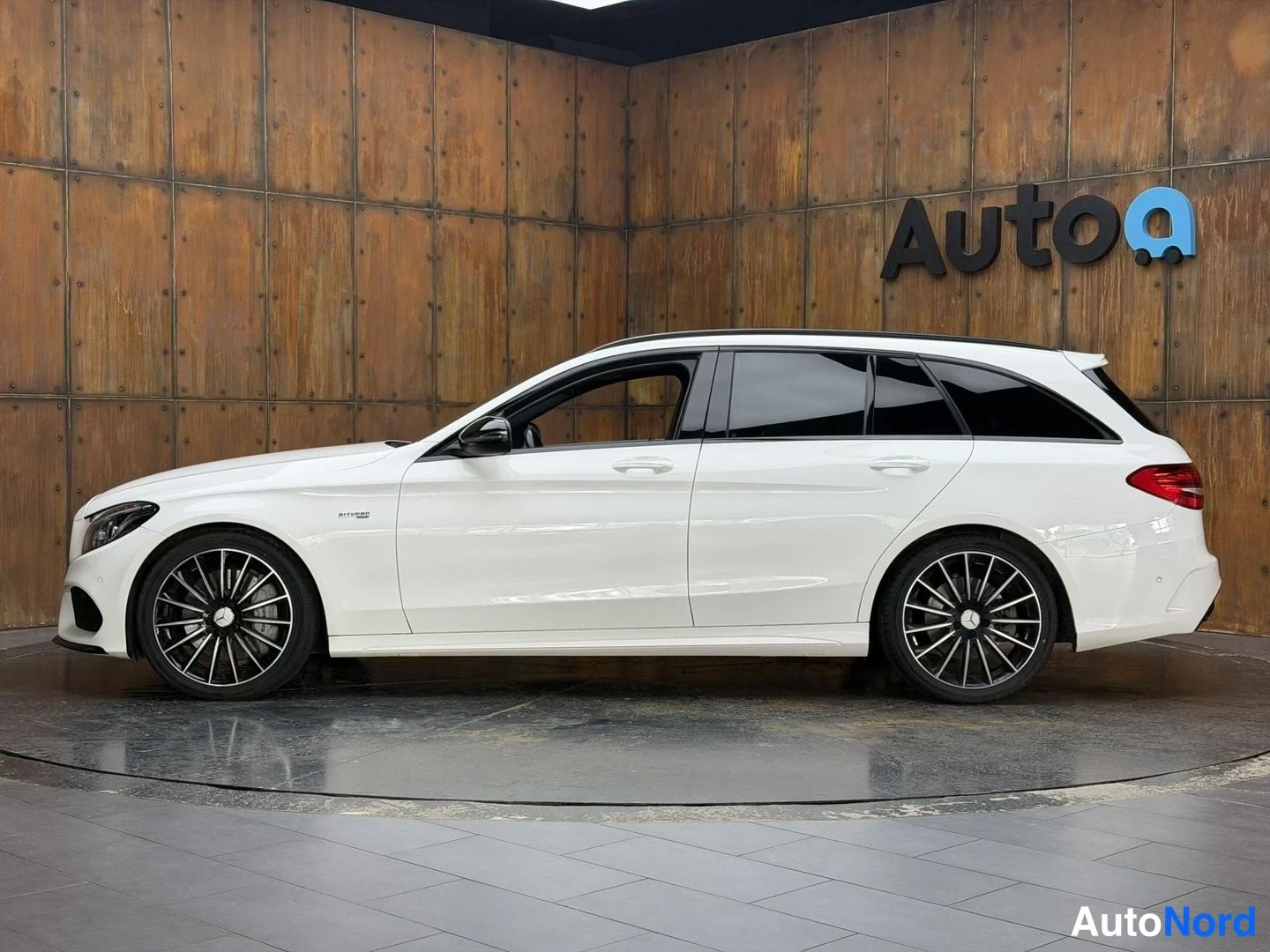 Valkoinen Mercedes-Benz C 43 AMG 2016, sivulta, kuva 11