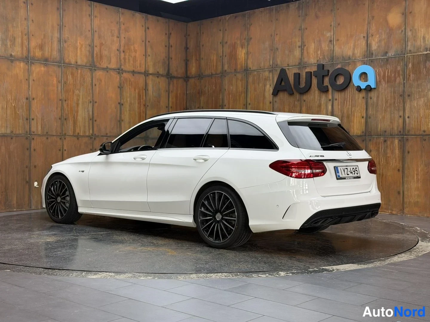 Valkoinen Mercedes-Benz C 43 AMG 2016, takaviisto, kuva 13