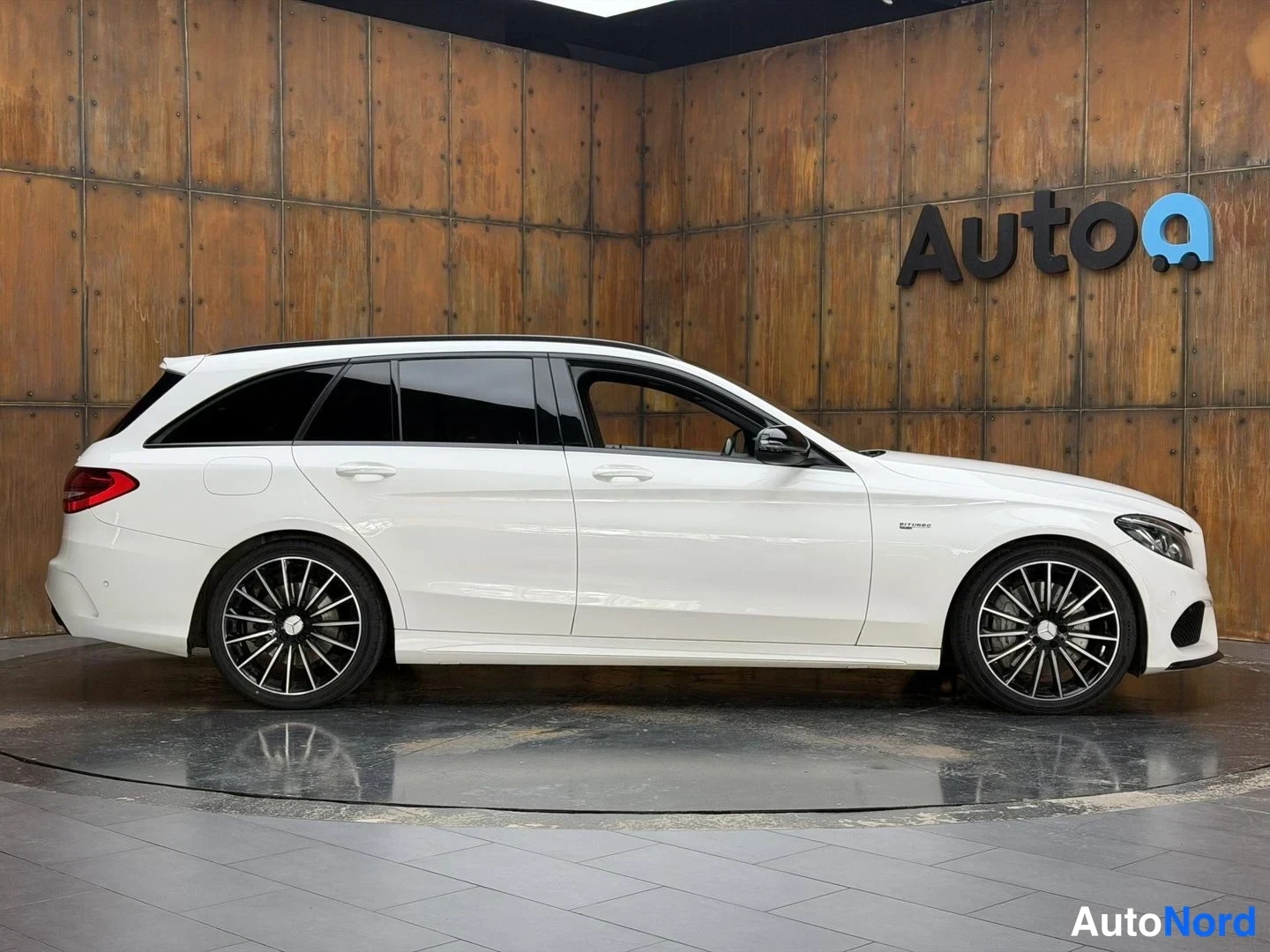 Valkoinen Mercedes-Benz C 43 AMG 2016, etuviisto, keula oikealle, kuva 5