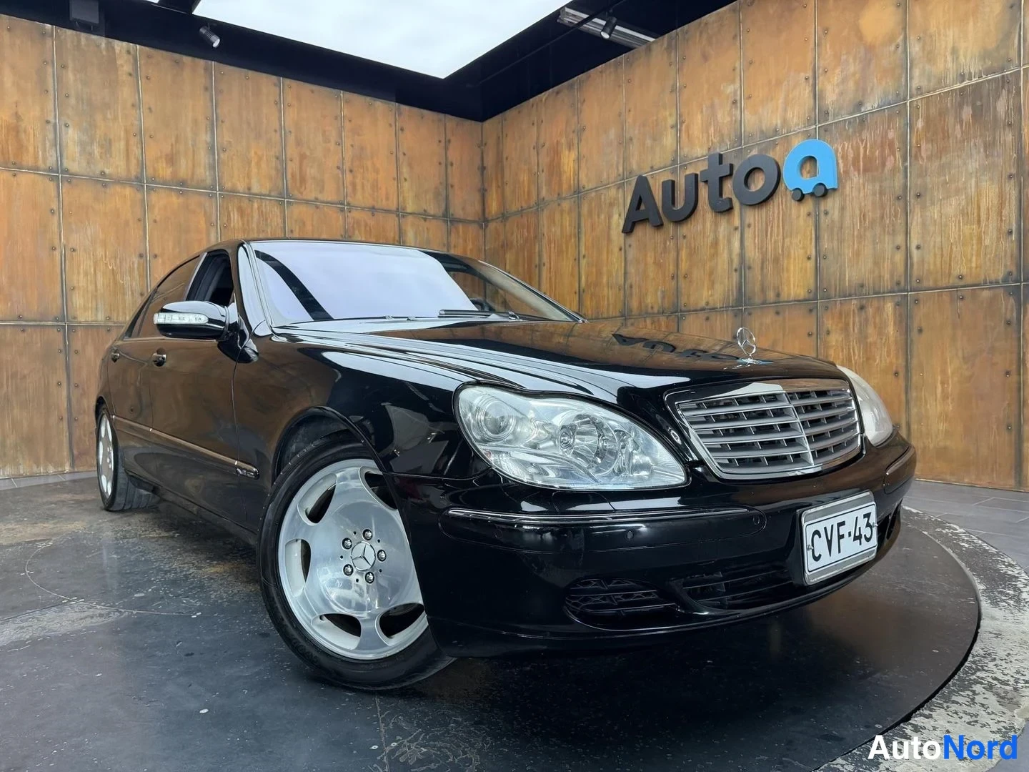 Musta Mercedes-Benz S 600 2004, etuviisto, keula oikealle, kuva 4