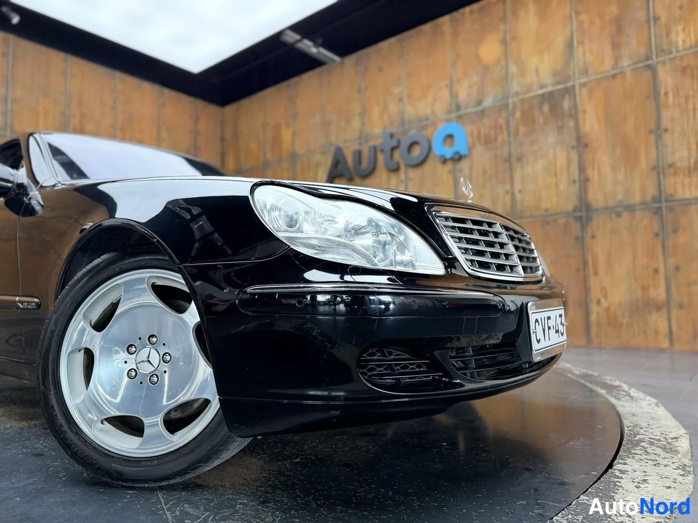 Musta Mercedes-Benz S 600 2004, etuviisto, keula oikealle, kuva 7
