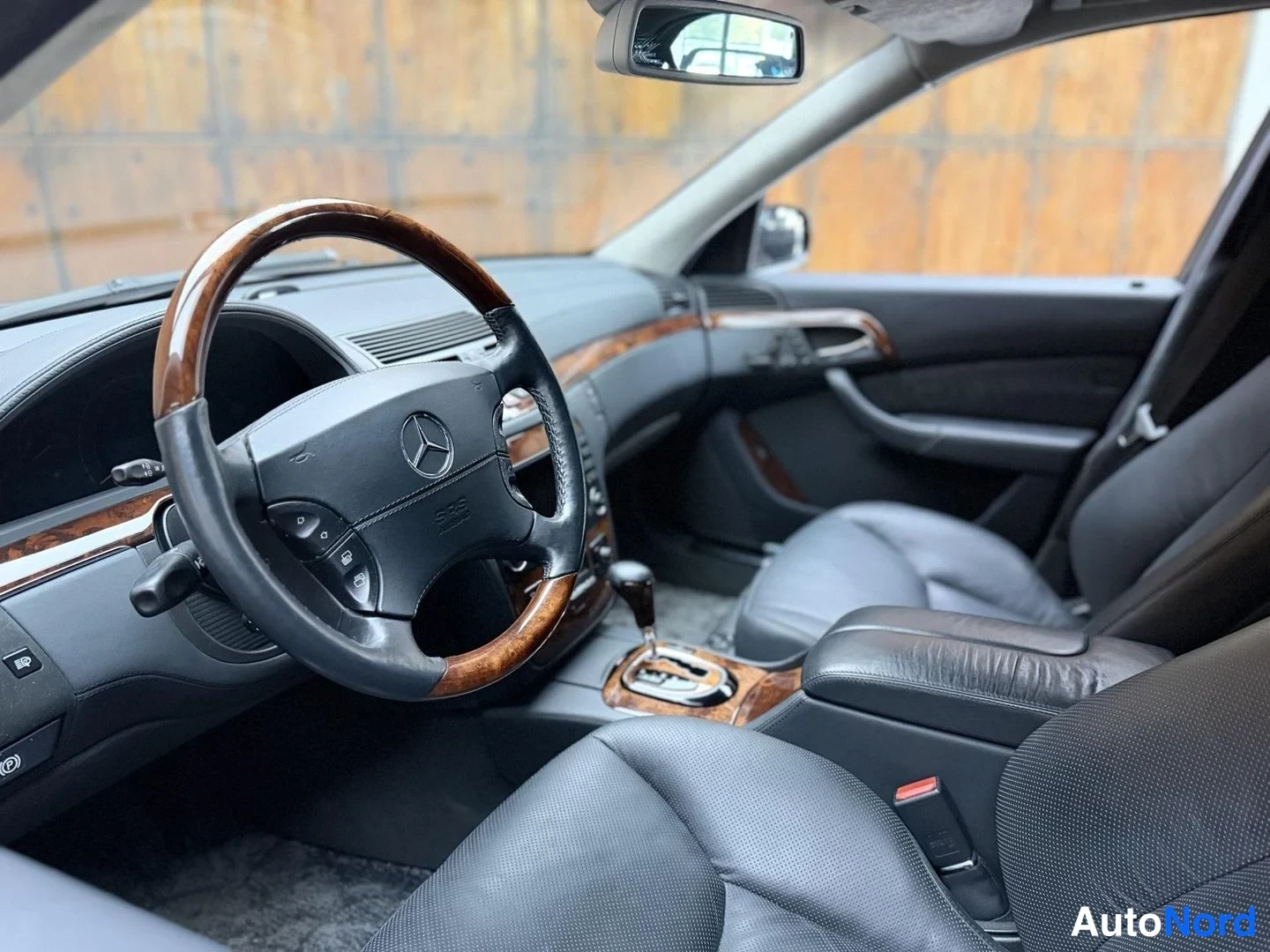 Musta Mercedes-Benz S 600 2004, ohjaamo, kuva 17