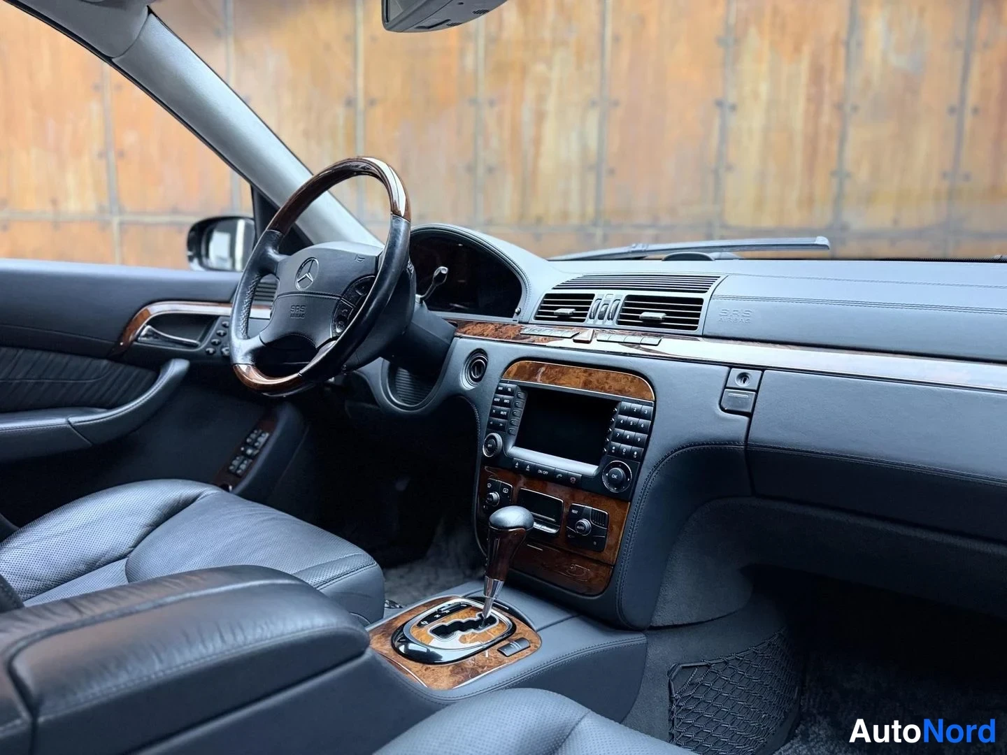 Musta Mercedes-Benz S 600 2004, ohjaamo, kuva 18