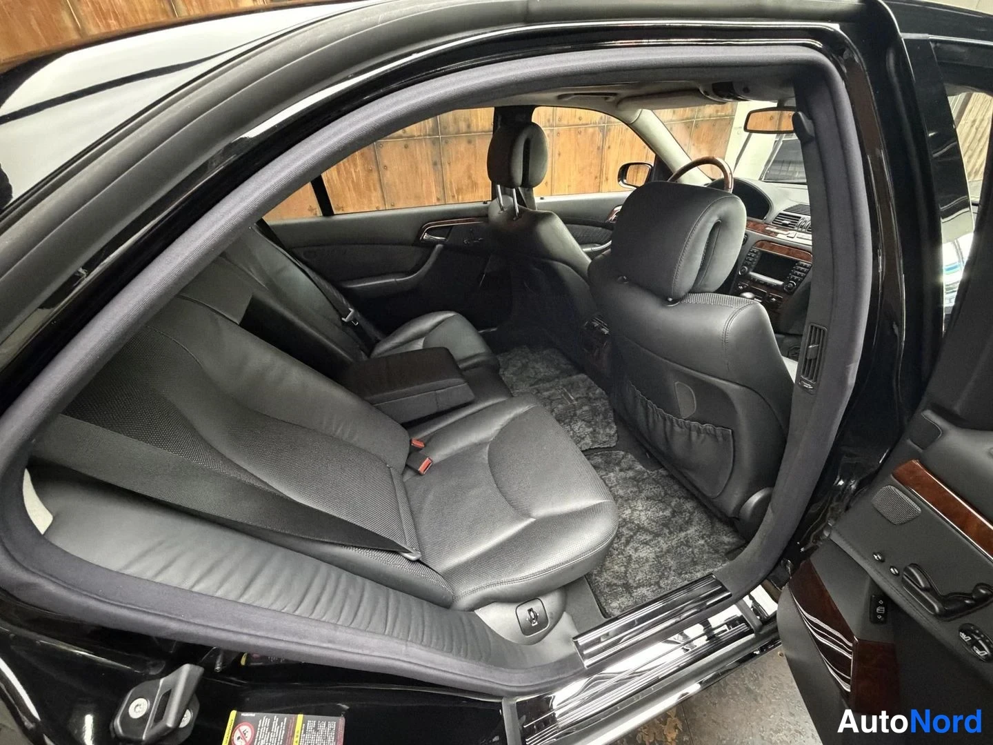 Musta Mercedes-Benz S 600 2004, takaistuimet, kuva 22