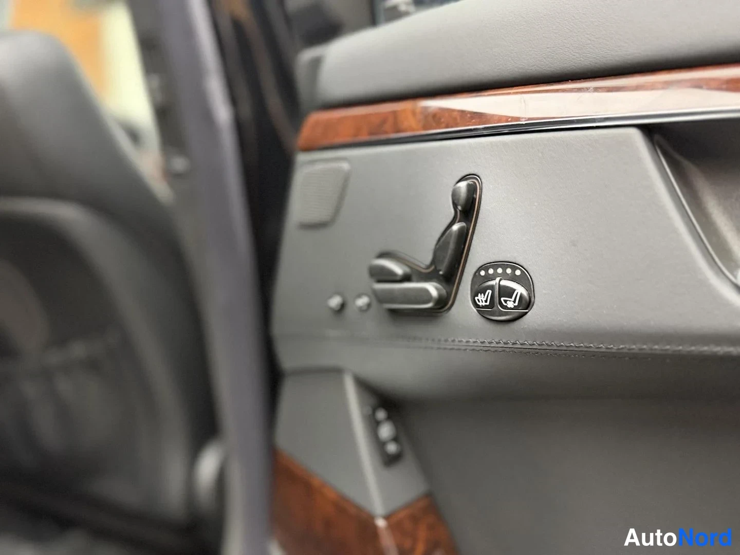 Musta Mercedes-Benz S 600 2004, yksityiskohta, kuva 36