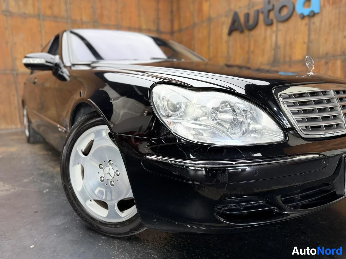Musta Mercedes-Benz S 600 2004, etuviisto, keula oikealle, kuva 6