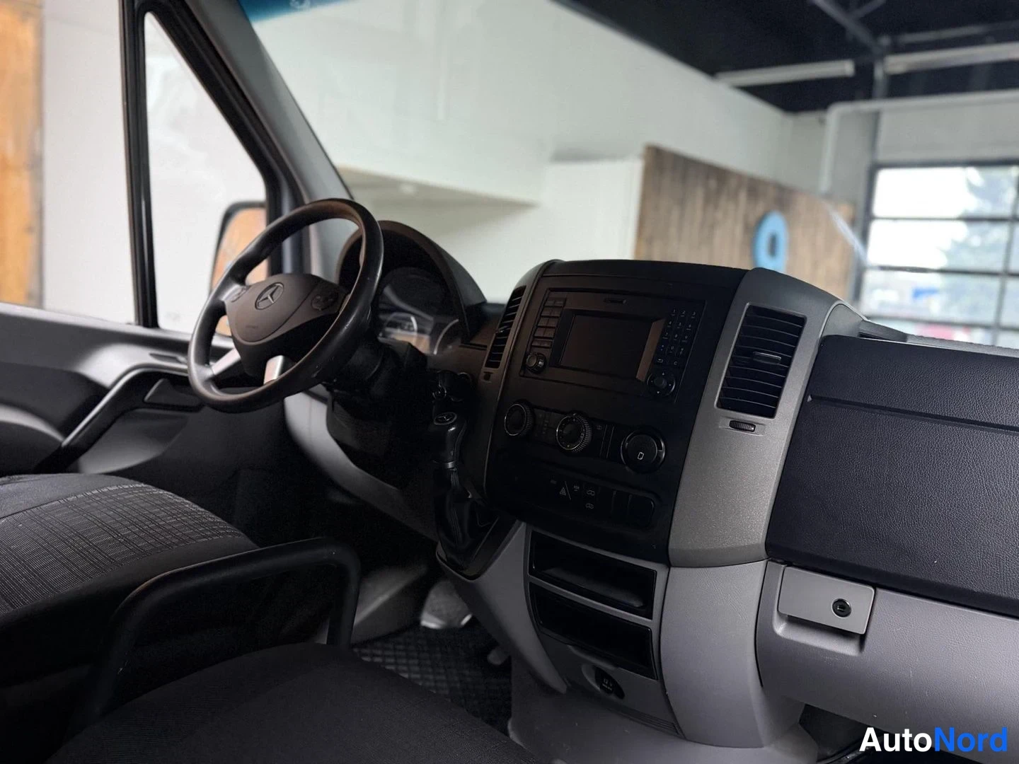Harmaa Mercedes-Benz Sprinter 316 CDI 2017, ohjaamo, kuva 11