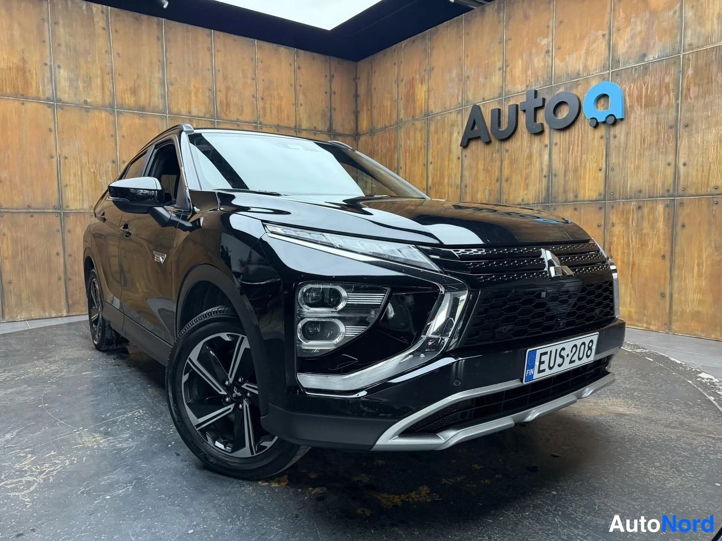 Musta Mitsubishi Eclipse Cross 2025, etuviisto, keula oikealle, kuva 7