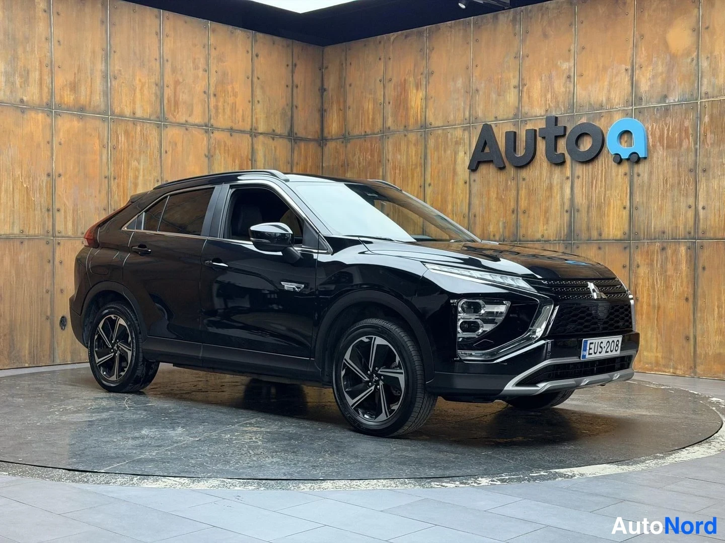 Musta Mitsubishi Eclipse Cross 2025, etuviisto, keula oikealle, kuva 5
